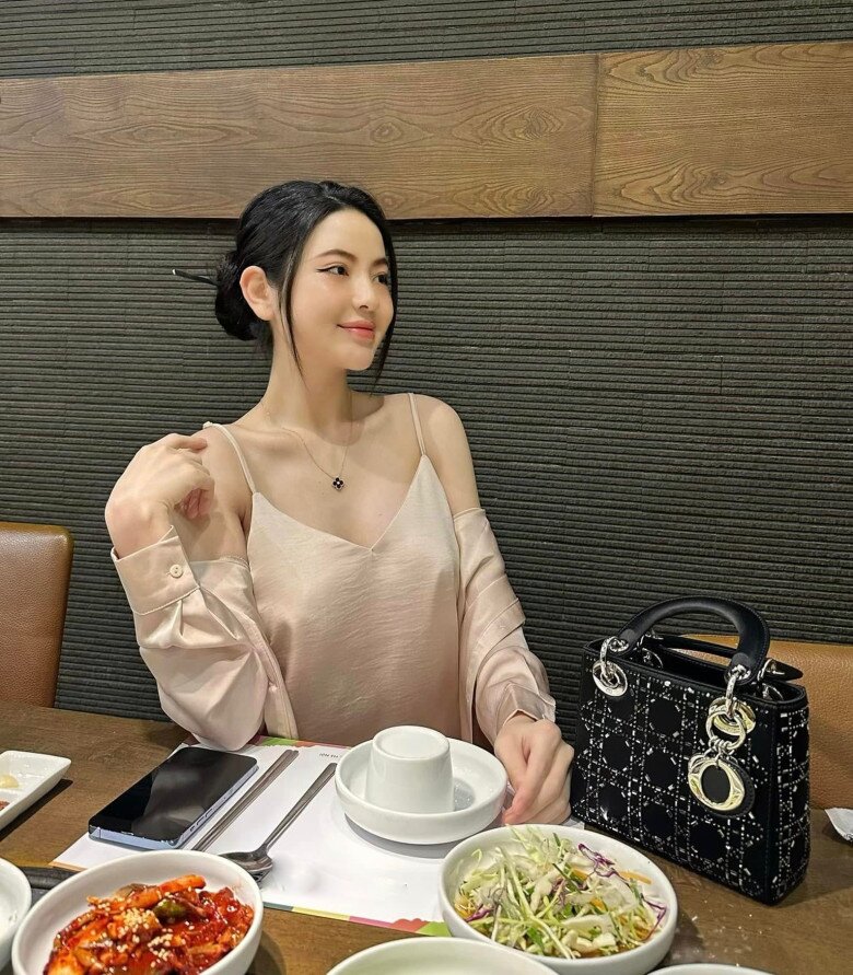 Vợ Quang Hải được nhận xét sống sang chảnh như bà hoàng.
