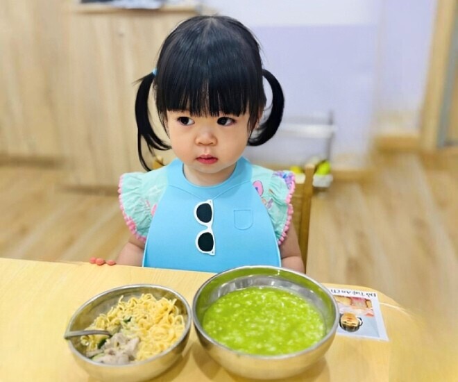 Con gái Đỗ Mỹ Linh được mẹ nhận xét khó dỗ dành trong việc ăn uống.