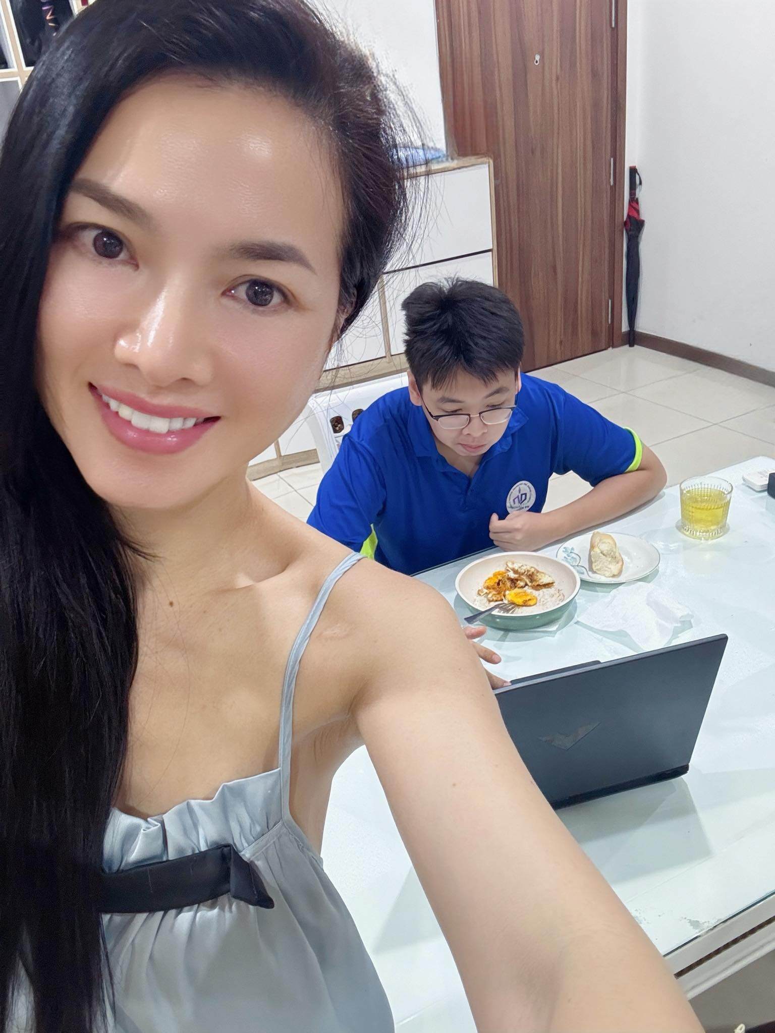 Siêu mẫu Anh Thư chúc con trai thi tốt.