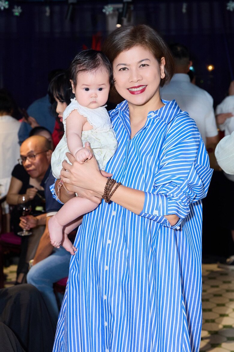 Hương Lan - bạn gái nhạc sĩ Quốc Trung bế bồng cháu ngoại của diva.