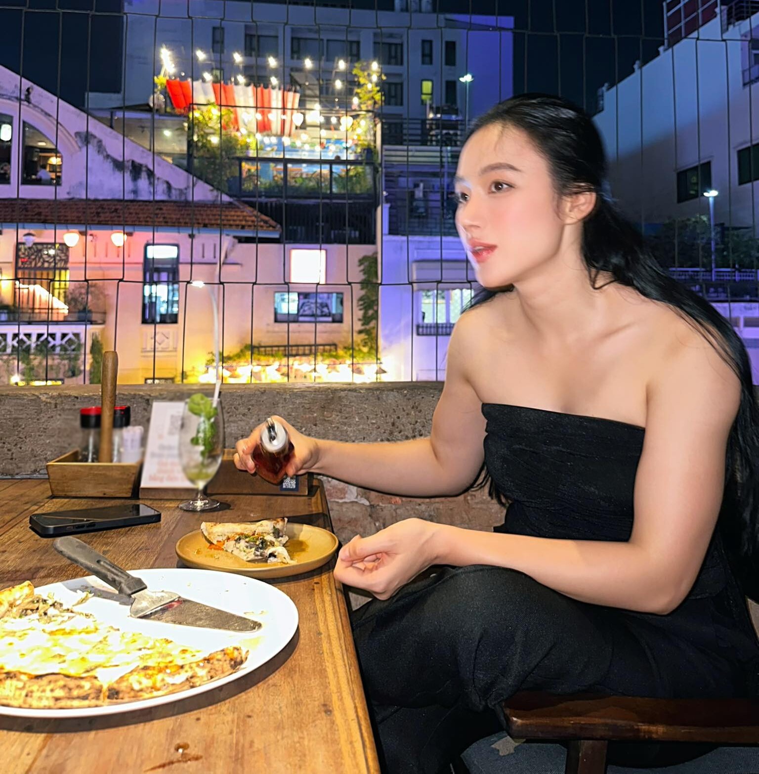 Ngoài tập luyện, Angela Phương Trinh còn theo chế độ ăn riêng với 5 bữa gồm 3 bữa chính và 2 bữa phụ. Để xây dựng cơ bắp, cô tiêu thụ khoảng 98g protein/ngày, chủ yếu từ whey protein trong thực phẩm bổ sung và lòng trắng trứng gà do ăn chay trường. 