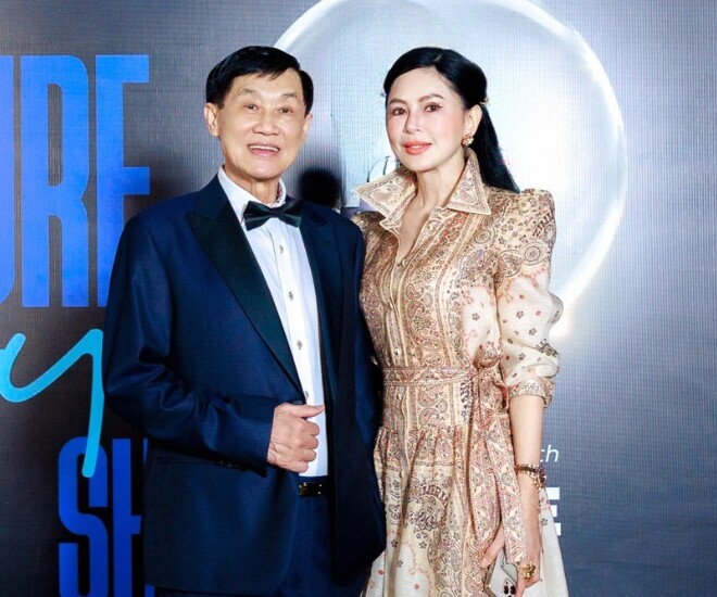 Cựu diễn viên Thủy Tiên được chồng là tỷ phú Johnathan Hạnh Nguyễn tháp tùng sự kiện.