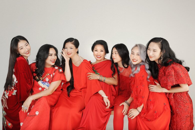 Khung hình đại gia đình 3 thế hệ nhà diva quây quần bên nhau khiến dân tình ngưỡng mộ.
