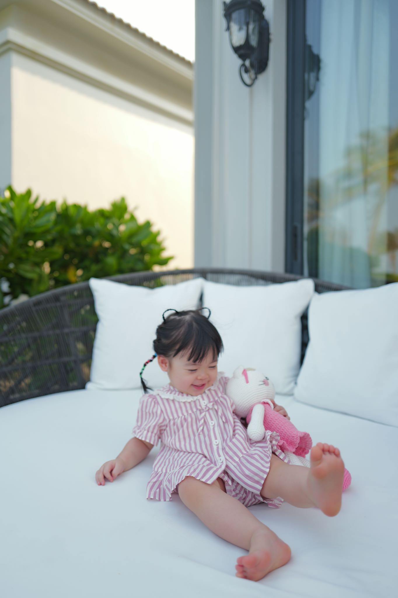 Nhóc tì được nhận xét hưởng trọn gen ngoại hình của nhà nội.