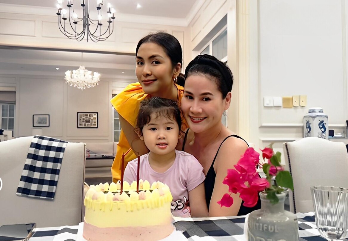 Tăng Thanh Hà có mối quan hệ thân thiết với Thân Thúy Hà, cả 2 thường xuyên tụ họp ăn uống.