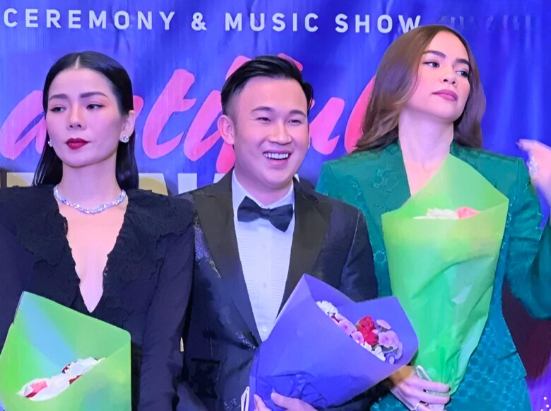 Từ khi vướng nghi vấn cạch mặt, 2 nữ hoàng không còn tương tác, chụp ảnh thân thiết cùng nhau.