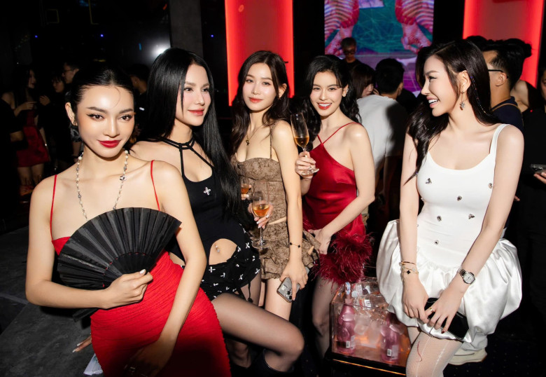 Nàng hậu là người bạn thân thiết của nhiều sao Việt.