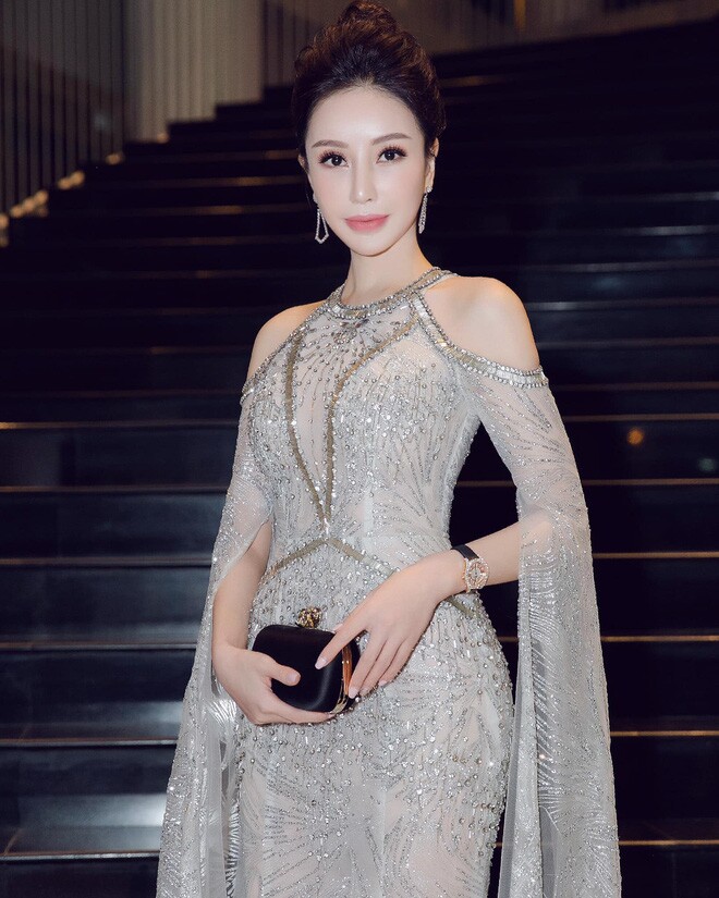 Vicky Lam Cúc được biết đến là phú bà, sở hữu chuỗi thẩm mỹ viện tên tuổi.