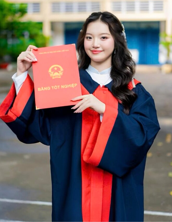 Bé Su chụp ảnh tốt nghiệp THPT.