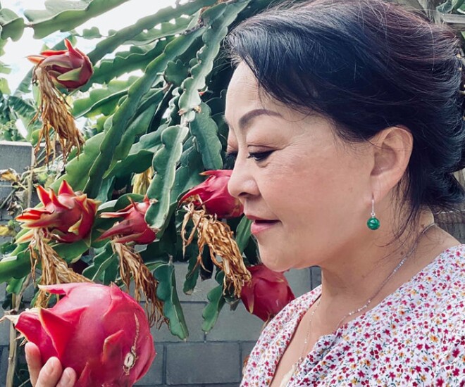 Ca sĩ Hương Lan giới thiệu khu vườn nhà mình có nhiều rau củ.