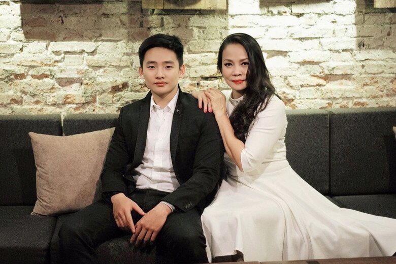 Hồng Hạnh bên con trai - Hồng Nhật. Ảnh: FBNV