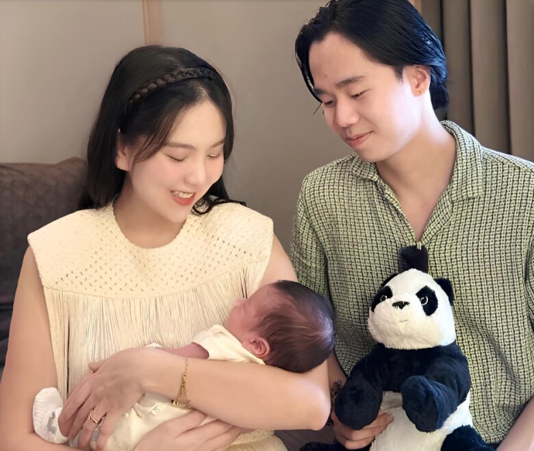 Em trai của nữ MC có mặt trong tiệc đầy tháng của cháu trai.