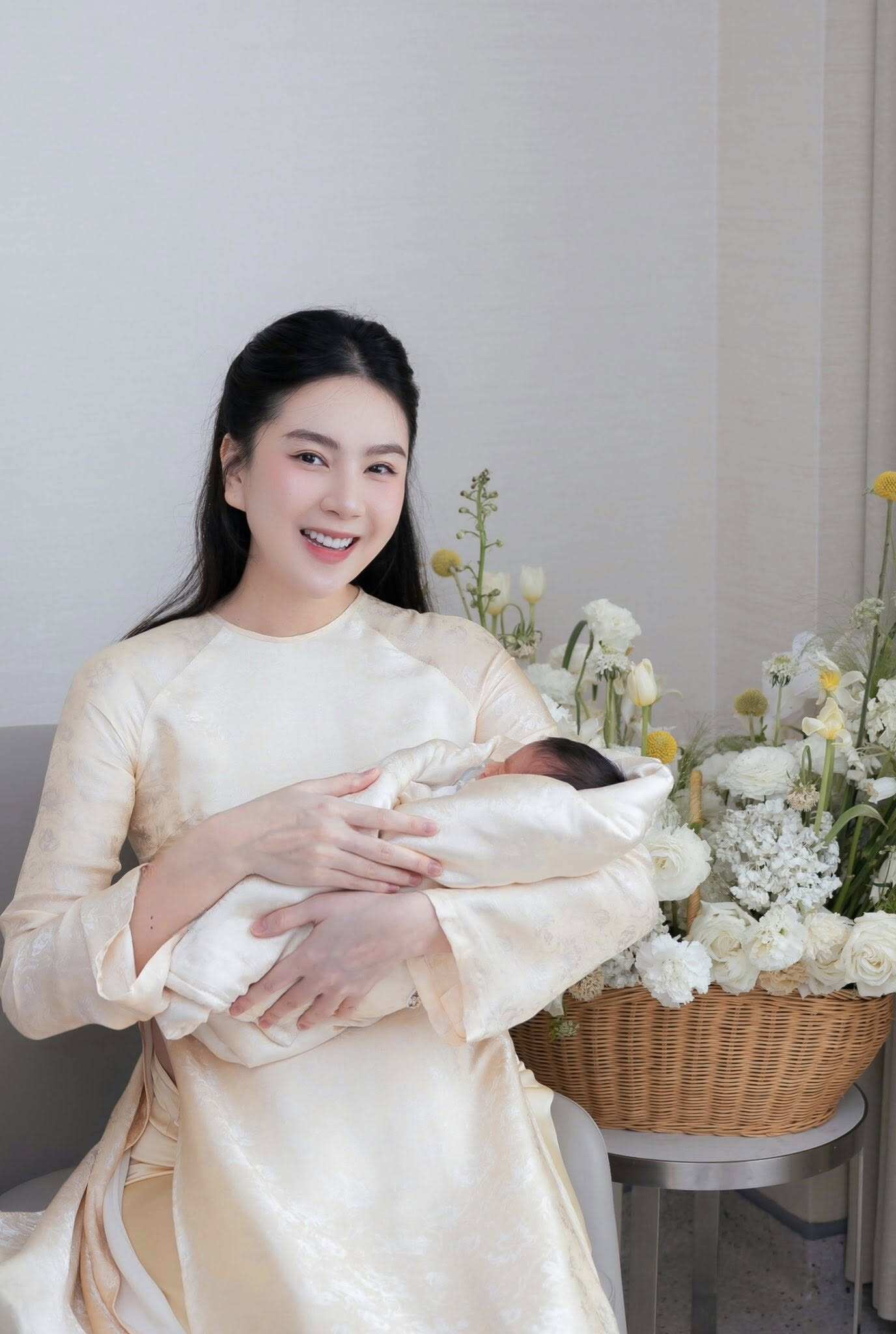 Tháng 4/2025, Mai Ngọc đón con đầu lòng với doanh nhân Quốc Thắng.