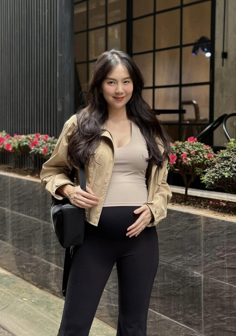 Mai Ngọc giữ vóc dáng thon gọn, không tăng cân nhiều trong quá trình mang thai.