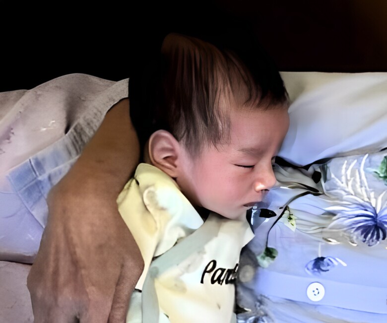 Nhìn từ góc nghiêng, bé Panda có chiếc mũi cao, được dự đoán lớn lên sẽ thành hot boy.