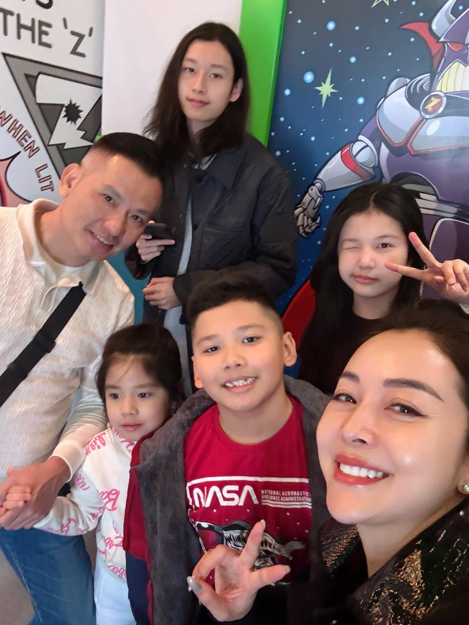 Bảo Nam thường xuyên quấn quýt bên bố dượng và các em.