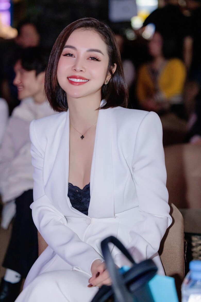 Nàng hậu yêu thích kiểu tóc ngắn ngang vai.