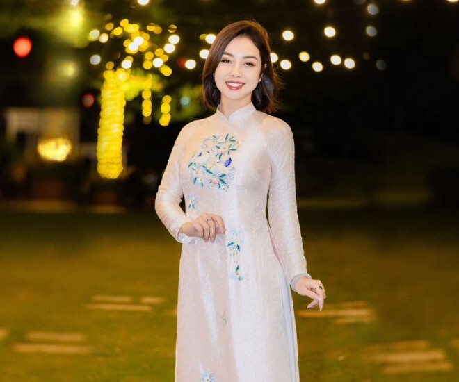 Jennifer Phạm khoe vẻ đẹp mũm mĩm khi diện áo dài truyền thống.