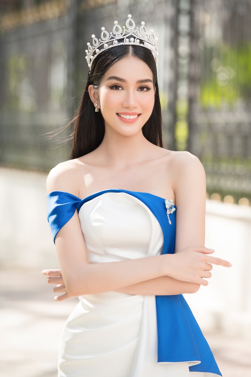 Á hậu Hoa hậu Việt Nam 2020 - Phương Anh nhắn nhủ đến các thí sinh: Gửi các em sĩ tử chuẩn bị bước vào kỳ thi tốt nghiệp THPT 2025, chị Phương Anh chúc các em giữ vững niềm tin, sự bình tĩnh cùng ý chí kiên cường trong mỗi giờ thi. Bao tháng ngày ôn luyện, bao đêm miệt mài sẽ được đền đáp bằng kết quả xứng đáng. Hãy tin rằng mọi nỗ lực đều mang ý nghĩa. Sau này khi nhìn lại, các em sẽ tự hào về chính mình. Cố lên nhé! Chị tin các em sẽ làm được, sẽ chinh phục thành công thử thách quan trọng này!.