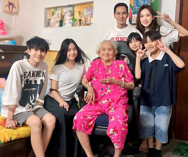 Lý Hải đưa vợ và 4 con về thăm mẹ ruột.