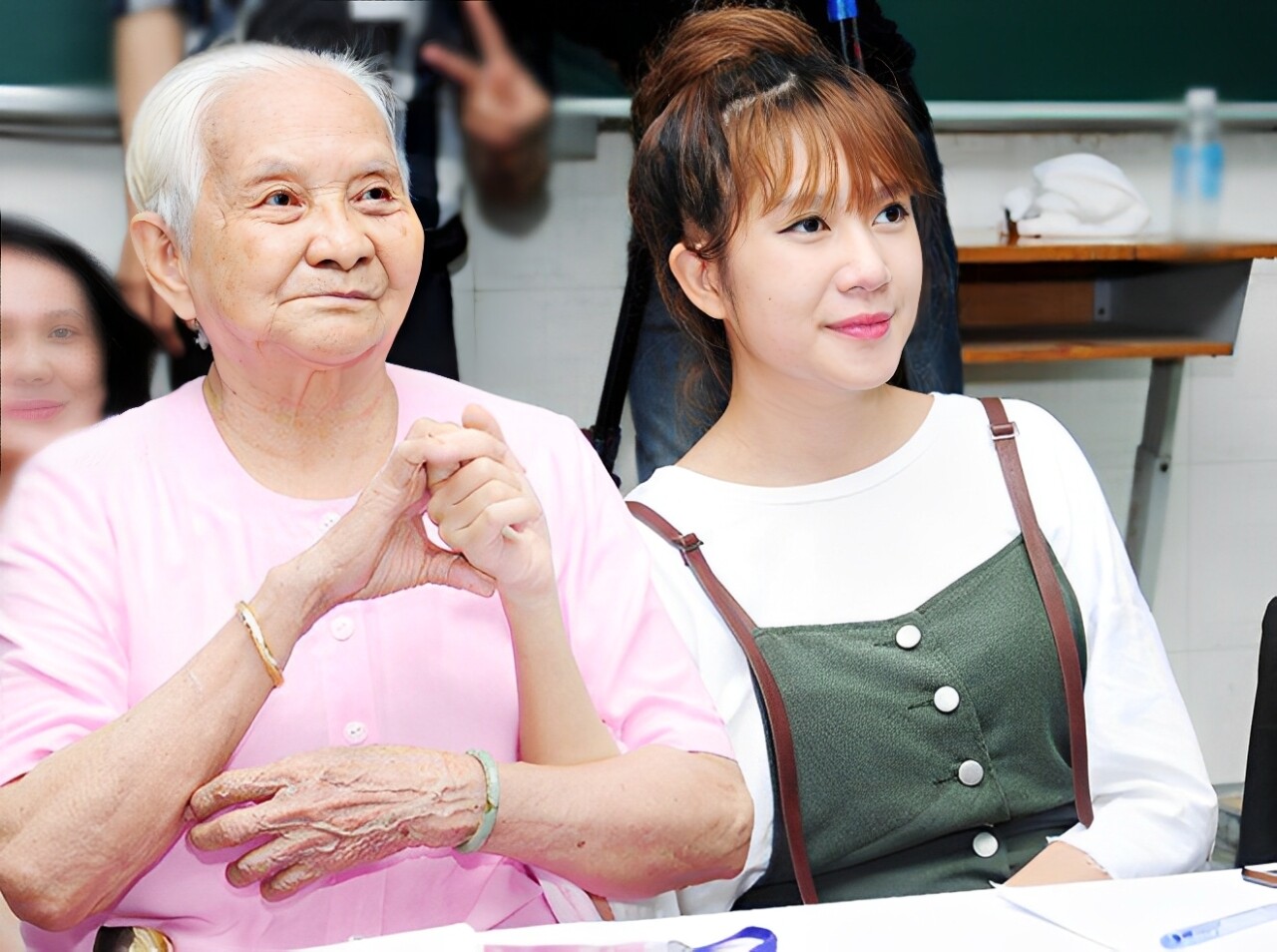 Theo lời Minh Hà, mẹ chồng trước đây thường xuyên khoe con trai nổi tiếng với mọi người xung quanh.