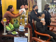 Giải trí - Vợ Quý Bình sắp xếp thuyền bè tại biển Cần Giờ để làm lễ thuỷ táng cho chồng, mẹ ruột đến cúng cho con trai