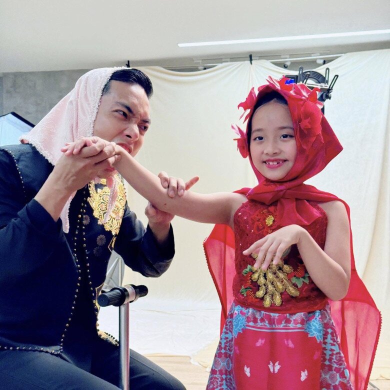 Phan Hiển hết lòng yêu chiều con gái.