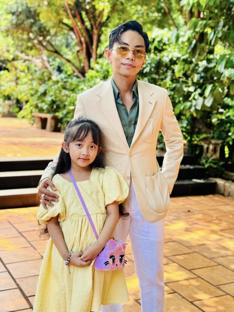 Nam vũ công nhận xét bé Anna giỏi học hành hơn so với đam mê dancesport.