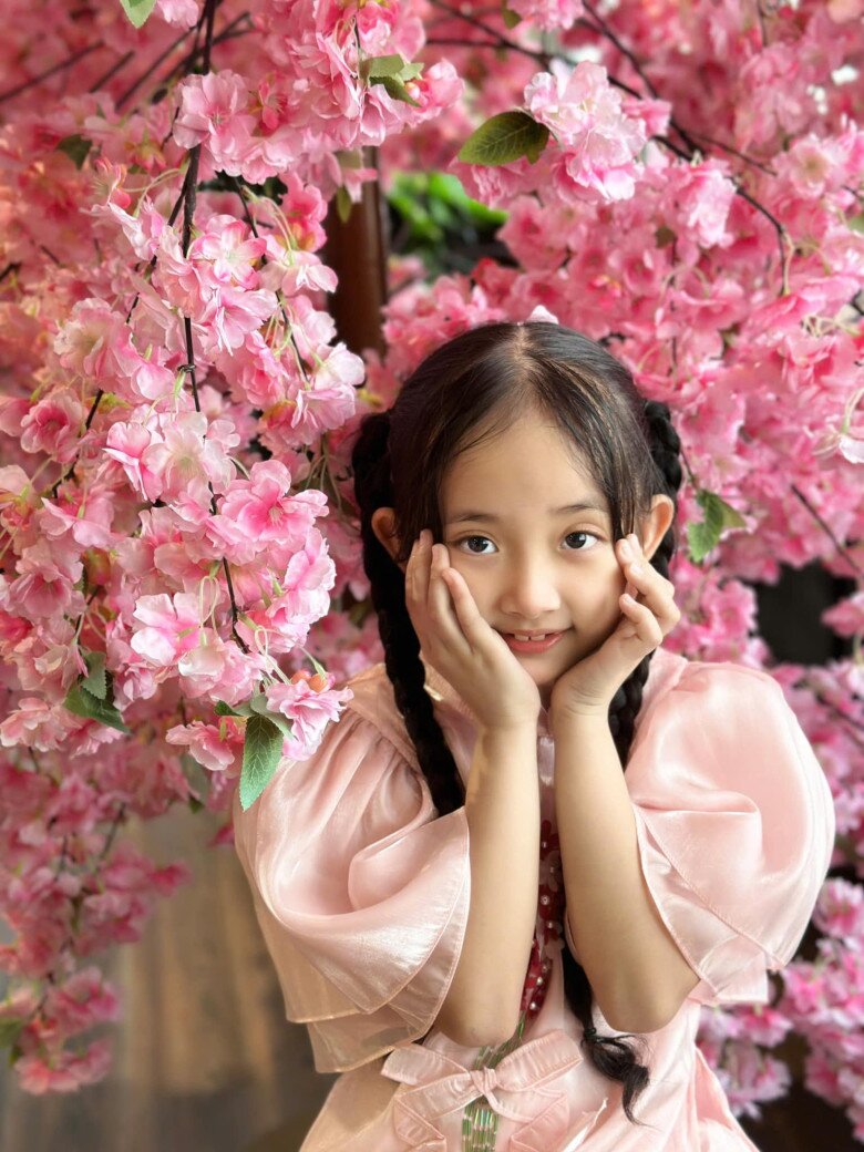 Ái nữ Phan Hiển ngày càng trổ nét xinh xắn.