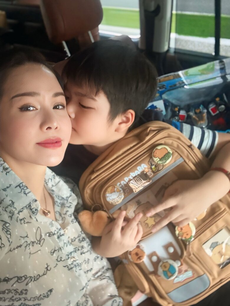 Khoảnh khắc Nhật Kim Anh được con trai hôn má ngọt ngào.