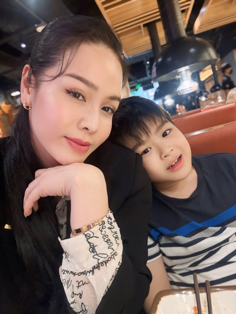 Quý tử Nhật Kim Anh điển trai, được nhận xét giống hệt bố.
