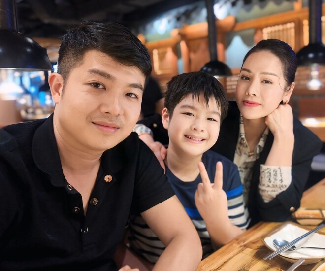 Nhật Kim Anh cùng chồng cũ quây quần bên con trai.