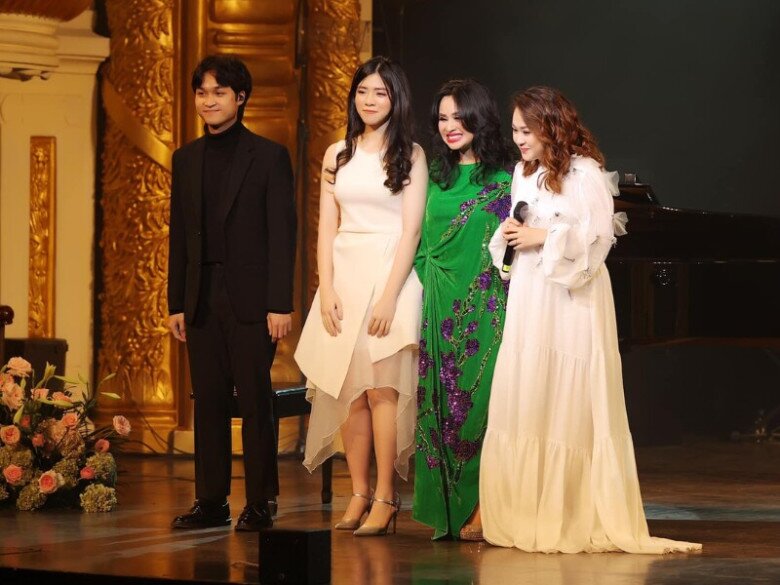 Khoảnh khắc Việt Hà đứng cạnh Thanh Lam và 2 con của diva là Thiện Thanh - Đăng Quang.