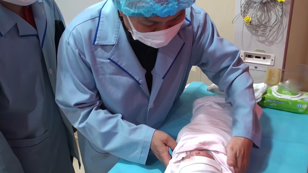 NSƯT Xuân Hinh tự tay bế bồng cháu ngoại.