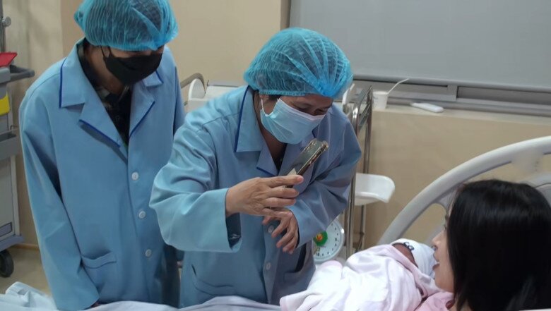 Tiểu công chúa chào đời trong tình yêu thương của đại gia đình.
