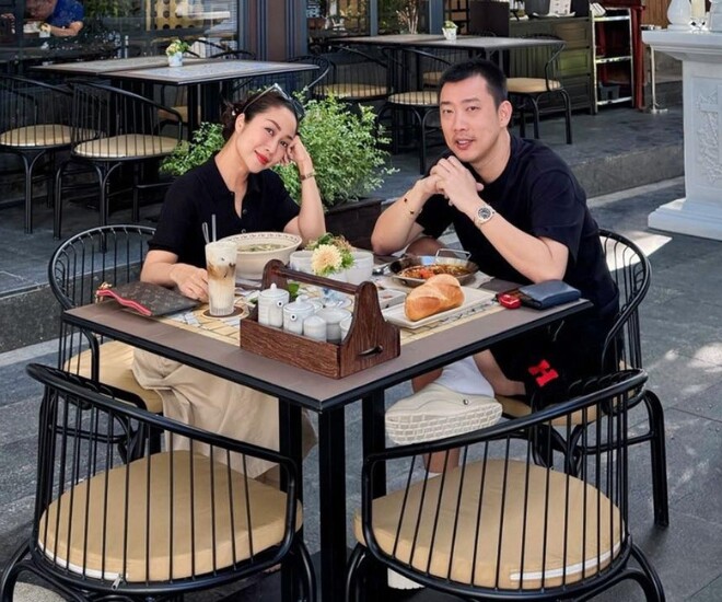Ốc Thanh Vân thong dong hẹn hò với ông xã ngày đầu tuần.