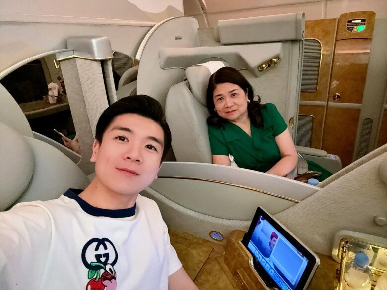 Phu nhân Bầu Hiển đồng hành với con trai trong mọi hoạt động.