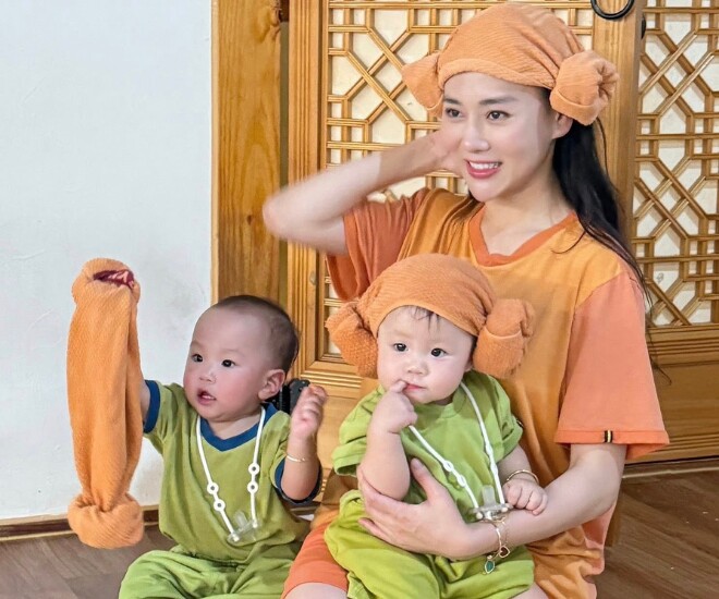 Khoảnh khắc nhí nhố của Phương Oanh bên 2 con song sinh.