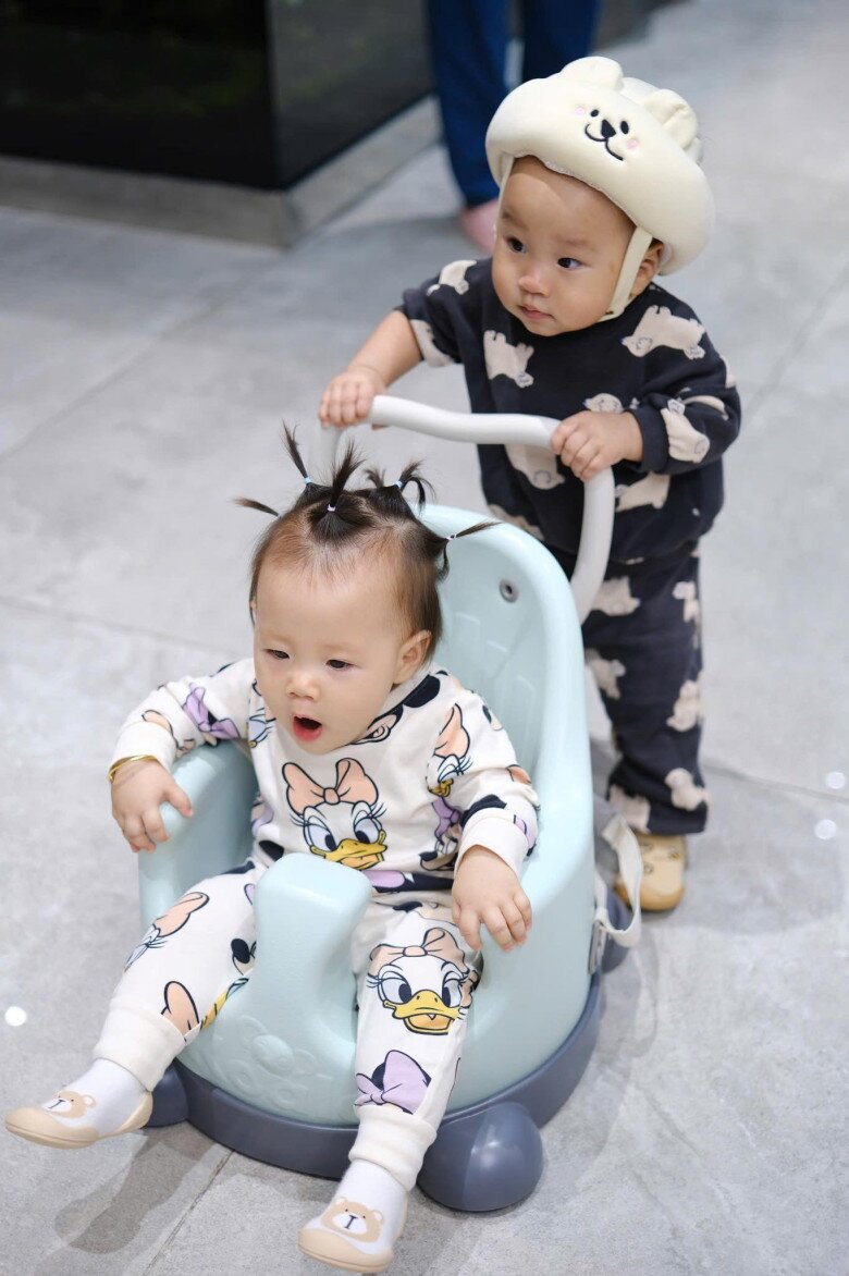 Bé Jimmy ra dáng anh trai, biết yêu thương em gái song sinh.
