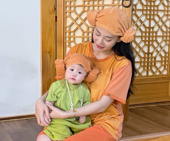 Bé Jenny có biểu cảm ngộ nghĩnh khiến người xem bật cười.