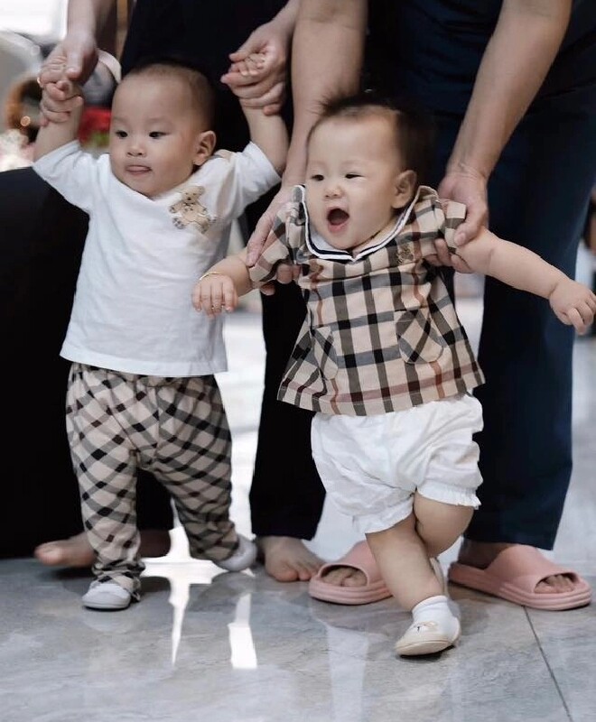 2 con Phương Oanh đang trong giai đoạn tập đi, tập nói.
