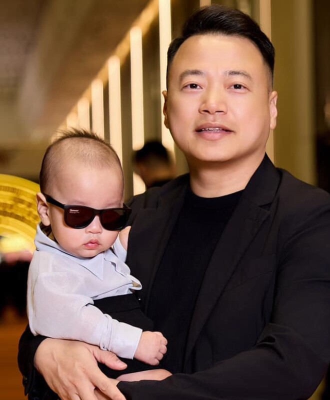 Quý tử Shark Bình được khen là bản sao của bố.