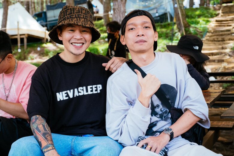 Khoảnh khắc nam producer thân thiết bên rapper BinZ.