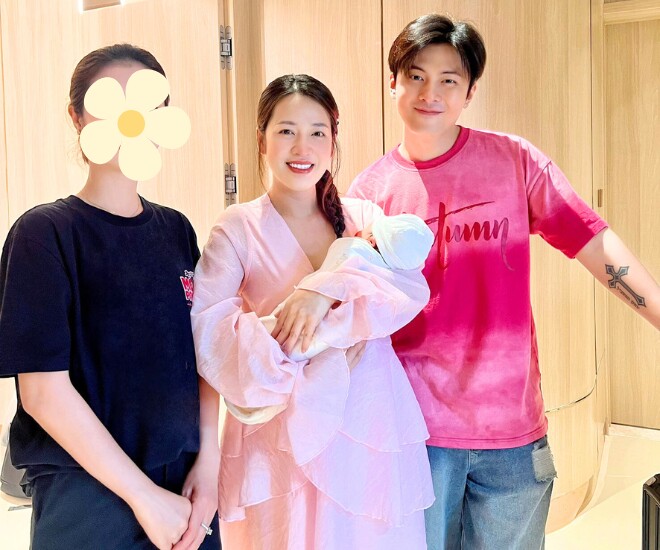 Puka tươi cười rạng rỡ sau khi sinh con đầu lòng.