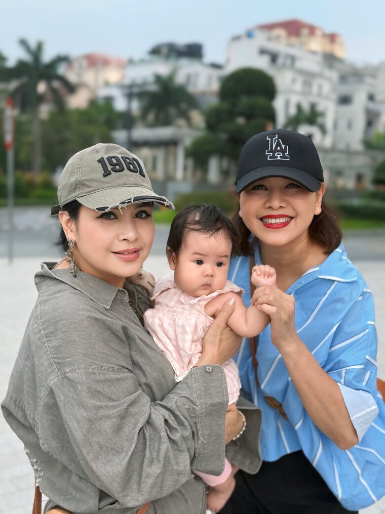 Hình ảnh bé Bao Bao được 2 bà ngoại bế bồng.