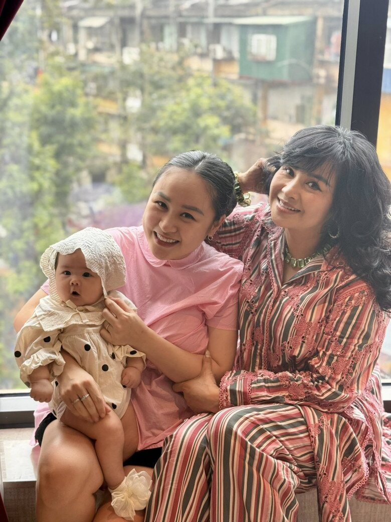 Khoảnh khắc Thanh Lam và con gái Thiện Thanh bế bồng bé Bao Bao.