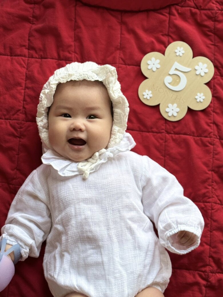 Bao Bao hơn 5 tháng tuổi, có vẻ ngoài đáng yêu.