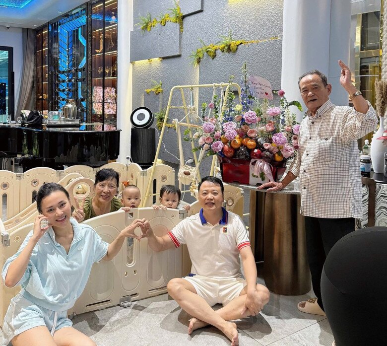 Bố mẹ Shark Bình rạng rỡ bên vợ chồng con trai và 2 cháu nội.