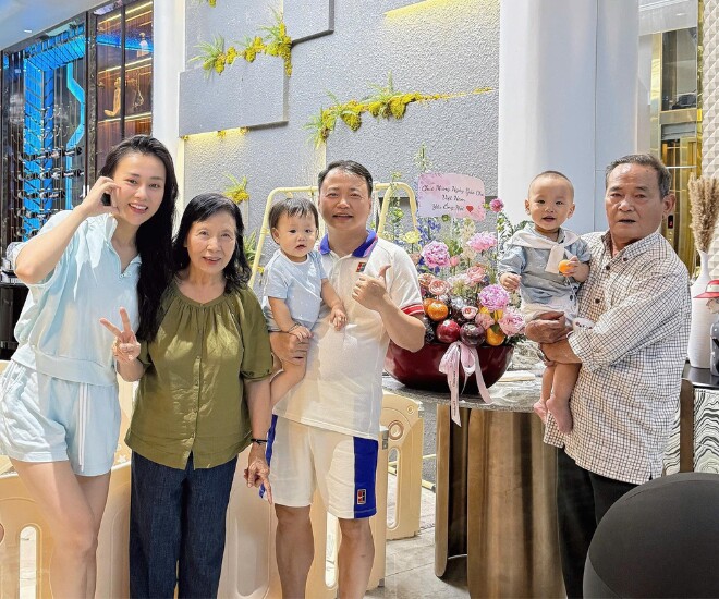Vợ chồng Phương Oanh - Shark Bình quây quần bên bố mẹ.