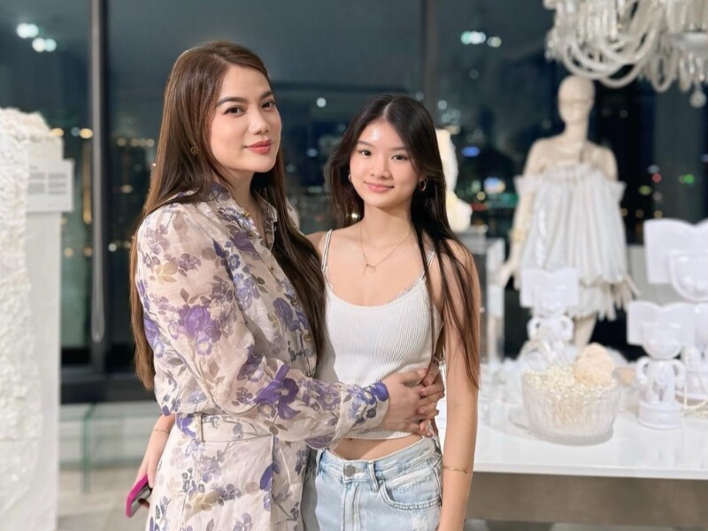 Mới đây, Trương Ngọc Ánh vừa đưa con gái Bảo Tiên đi đo đồ cho dạ tiệc prom của trường. Cô chia sẻ: "Vẫn là bé con ngày nào hay nép vào lòng mẹ, giờ đã chọn váy, thử giày và lấp lánh ánh nhìn của thiếu nữ tuổi 16. Mẹ vừa hồi hộp, vừa tự hào, vừa xúc động".  